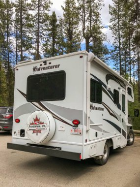 Alberta, Kanada - Haziran 2018: Alberta, Kanada ormanlık bir alanda Park Camper van.