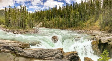 Alberta, Kanada - Haziran 2018: Panoramik Sunwapta Falls Alberta, Kanada.