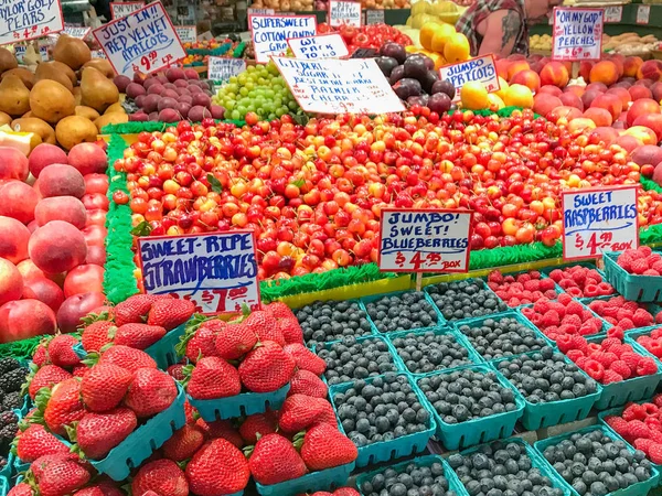 Seattle Usa June 2018 Fresh Berries Other Fruit Display Pike — Stock Photo, Image