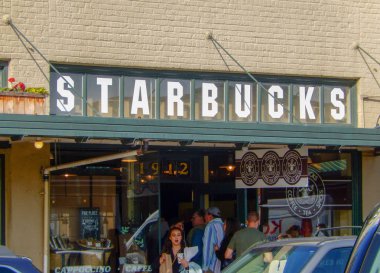 Seattle, Wa, Amerika Birleşik Devletleri - Haziran 2018: orijinal şube, Pike Place, Seattle Starbucks dışında kuyruk insanlar.