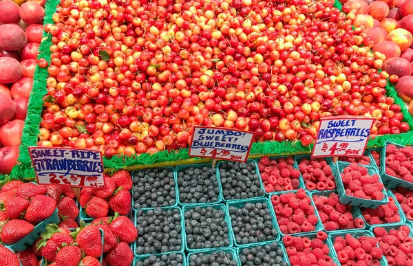Seattle Usa June 2018 Fresh Berries Other Fruit Display Pike — Stock Photo, Image