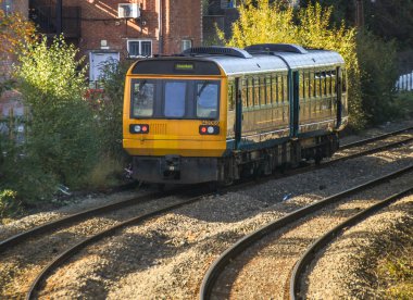 Mountain Ash, Galler - Ekim 2018: Sadece dağ kül Tren İstasyonu terk etti bir dizel banliyö tren doğal görünümünü.