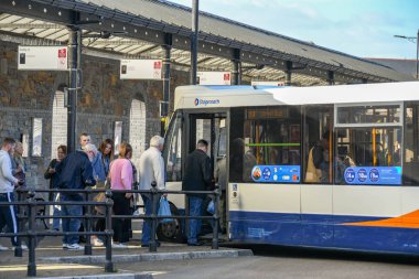 Aberdare, Galler - Ekim 2018: Aberdare, Galler otobüs durağında queuing insanlar