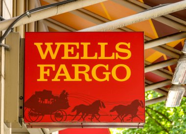 Seattle, Wa, Amerika Birleşik Devletleri - Haziran 2018: Seattle şehir merkezinde Wells Fargo bankasının şube girişinde Dışarıdaki tabelada görünümünü yakından.