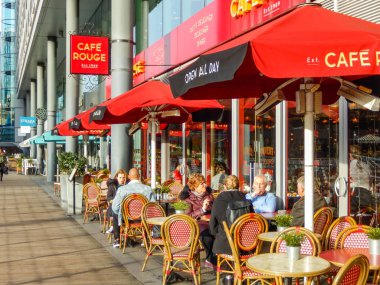 Londra, İngiltere - Aralık 2018: Dış Londra şehir dışında oturan kişi ile Aziz Katherine iskeledeki Cafe Rouge restoran zincirinin Şubesi.