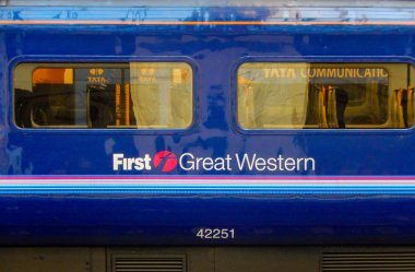 Londra, İngiltere - Aralık 2018: Logo tarafından işletilen bir tren tarafında ilk Great Western demiryolu şirketi Londra Paddington İstasyonu