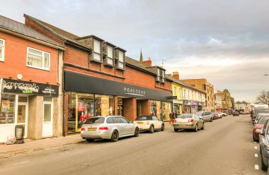 Cardiff, Galler - Aralık 2018: Cowbridge Road West Cardiff şehir merkezinin dışında yer alan dükkanlar.
