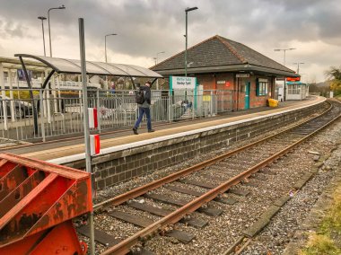 Merthyr Tydfil, Galler - Aralık 2018: Merthyr Tydfil tren istasyonunda Güney Galler tek platform boyunca yürüyüş kişi.