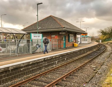 Merthyr Tydfil, Galler - Aralık 2018: Merthyr Tydfil tren istasyonunda Güney Galler tek platform boyunca yürüyüş kişi.