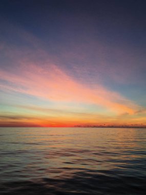 Sakin Okyanusu üzerinden renkli gündoğumu