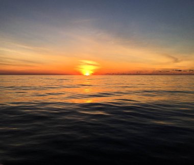 Sakin Okyanusu üzerinden renkli gündoğumu