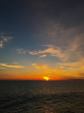 Sakin Okyanusu üzerinden renkli gündoğumu