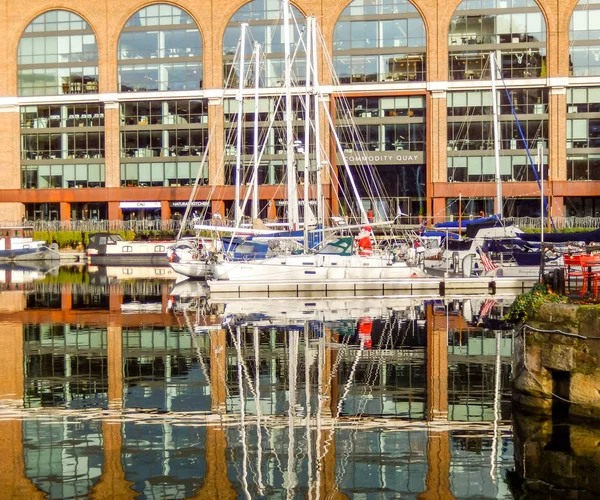 Лондон Англия Декабрь 2018 Лодки Здания Доке Святой Екатерины Лондоне — стоковое фото