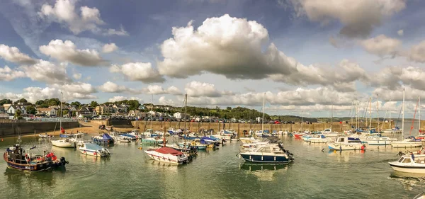 Saundersfoot, Pembrokeshire, Galler - Ağustos 2018: Panoramik tekneleri ve yatlar Saundersfoot, Batı Galler limanda,