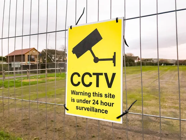 Pontypridd, Galler - Kasım 2018: Cctv istihbarat kullanımı için bir metal çit uyarı bağlı büyük sarı işareti