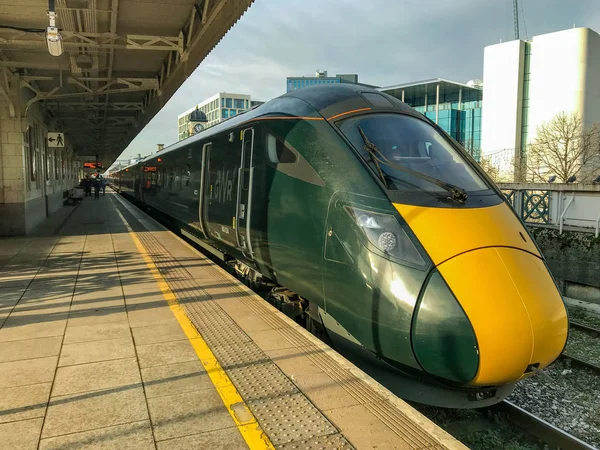 Cardiff, Galler - Aralık 2018: büyük Batı Demiryolu Cardiff Merkez İstasyonu tarafından işletilen yeni şehir içi tren.