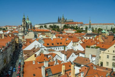Prague, Çek Cumhuriyeti - Temmuz 2018: daha az şehir Köprüsü Kulesi, St Vitas Katedrali ve Prag Kalesi, St Nicholas çan kulesi sol üstten görünüm.