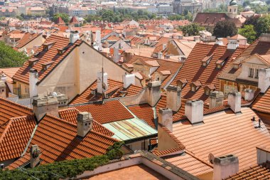 Prague, Çek Cumhuriyeti - Temmuz 2018: çatı görünümü Pargue eski kasabasında evlerin,.