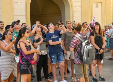Prague, Çek Cumhuriyeti - Temmuz 2018: tarihi Prag Kalesi ve St Vitas Cathedral turistler bir partiye açıklayan bir tur rehberi.