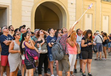 Prague, Çek Cumhuriyeti - Temmuz 2018: St Vitas Cathedral faiz Prag Kalesi gelen turist bir partiye bir şey işaret bir tur rehberi.