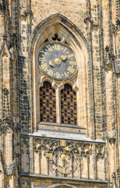 Saatin görünümü Büyükşehir Saints Vitus Katedrali, Wenceslaus ve Adalbert kuleye kadar Prag, Çek Cumhuriyeti - Temmuz 2018: yakın. Daha iyi olarak bilinen St Vitas katedral olduğunu.