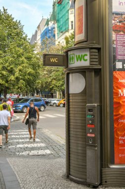 Prague, Çek Cumhuriyeti - Temmuz 2018: otomatik umumi tuvalet odacık Prag şehir merkezinde bir sokakta.