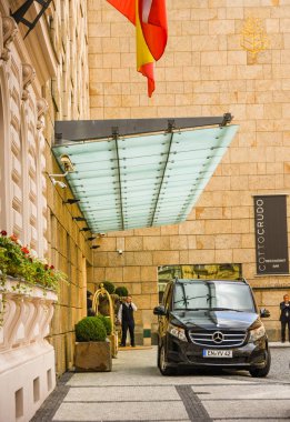 Four Seasons Hotel, Prag, dışarıda park etmiş bir lüks minibüs ile Prag, Çek Cumhuriyeti - Temmuz 2018: giriş.
