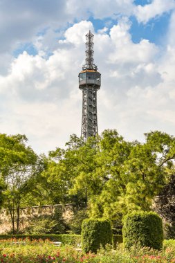 Prague, Çek Cumhuriyeti - Temmuz 2018: çelik çerçeve Petrin Kulesi Prag şehir Petrin Tepesi'nde bulunan. Önemli bir turistik 's.