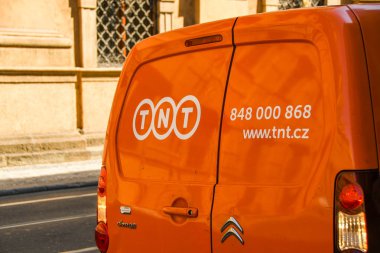 Prag, Çek Cumhuriyeti - Temmuz 2018: Tnt teslim minibüsün arka kapak Prag şehir merkezinde bir sokakta park edilmiş.