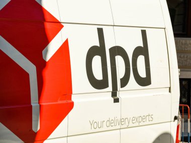 PRAG, CZECH REPUBLIC - HAZİRAN 2018: Prag şehir merkezinde DPD tarafından işletilen bir dağıtım aracının logosu.