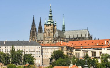 Prague, Çek Cumhuriyeti - Temmuz 2018: St Vitas Katedrali Prag Kalesi binalar ön planda.