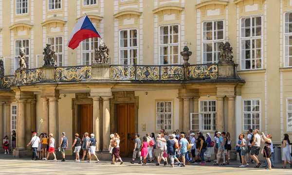 Prague República Checa Julho 2018 Festa Turistas Seguindo Guia Passeio — Fotografia de Stock