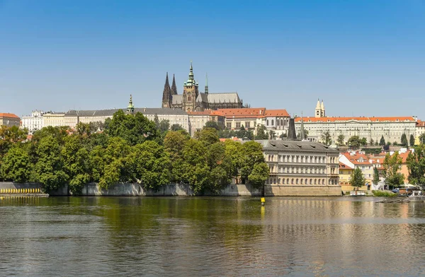 Praga Republika Czeska Lipca 2018 Rzeki Wełtawy Która Biegnie Przez — Zdjęcie stockowe