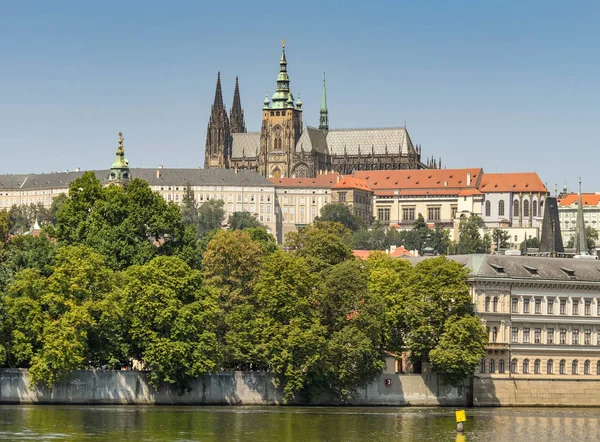 Praga Republika Czeska Lipca 2018 Rzeki Wełtawy Która Biegnie Przez — Zdjęcie stockowe