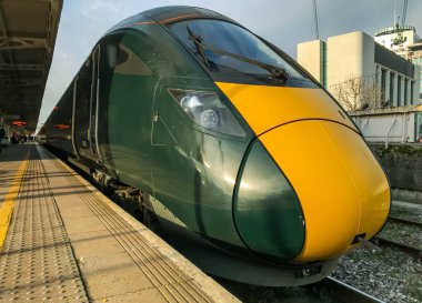 Cardiff, Galler - Aralık 2018: büyük Batı Demiryolu Cardiff Merkez İstasyonu tarafından işletilen yeni şehir içi tren.