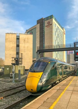 Cardiff, Galler - Aralık 2018: Harika Western Cardiff Merkez İstasyonu'na bırakarak tren tarafından işletilen yeni şehir içi tren.