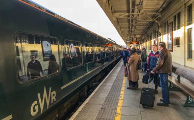 Cardiff, Galler - Aralık 2018: bir büyük Batı demiryolu tren geldiğinde Platform 2 Cardiff Merkez İstasyonu bekleyen yolcular.