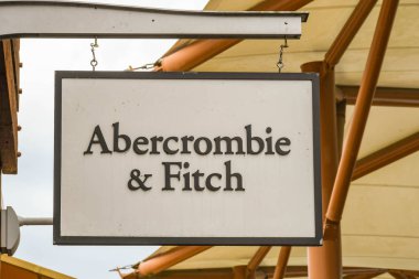 Seattle, Wa, Amerika Birleşik Devletleri - Haziran 2018: Abercrombie ve Fitch fabrika mağaza Tulalip yakınındaki Seattle Premium Outlet Alışveriş Merkezi dışında bir işareti görünümünü yakından.