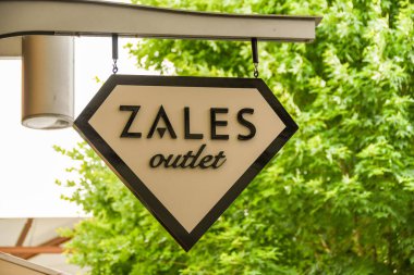 Seattle, Wa, Amerika Birleşik Devletleri - Haziran 2018: Tulalip yakınındaki Seattle Premium Outlet Alışveriş Merkezi Zales Fabrika Mağazası dışında bir işareti görünümünü yakından.