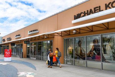 Seattle, Wa, Amerika Birleşik Devletleri - Haziran 2018: Dükkan Tulalip yakınındaki Seattle Premium Outlet Alışveriş Merkezi. geçmiş yürüyüş alışveriş ile.