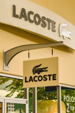 Seattle, Wa, Amerika Birleşik Devletleri - Haziran 2018: Lacoste fabrika mağaza Tulalip yakınındaki Seattle Premium Outlet Alışveriş Merkezi dışında bir işareti görünümünü yakından.