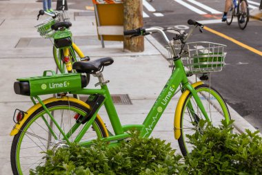Seattle, Wa, Amerika, - Haziran 2018: bisiklet bıraktı'Seattle şehir merkezinde bir sokakta. Bisiklet kireç E Bisiklet Kiralama düzeninin bir parçası olduğunu.