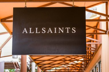 Seattle, Wa, Amerika Birleşik Devletleri - Haziran 2018: All Saints fabrika mağaza Tulalip yakınındaki Seattle Premium Outlet Alışveriş Merkezi dışında bir işareti görünümünü yakından.