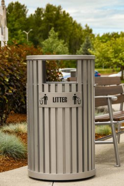 Seattle, Wa, Amerika Birleşik Devletleri - Haziran 2018: Büyük metal çöp kutusu bir kaldırımda Tulalip yakınındaki Seattle Premium Outlet Alışveriş Merkezi.
