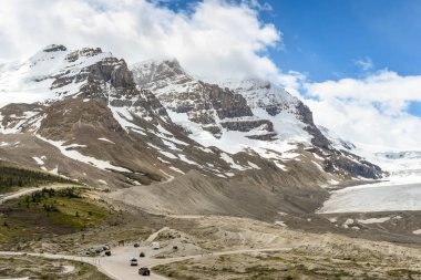 Columbia Icefield, Alberta, Kanada - Haziran 2018: Alberta, Kanada Columbia Icefield Athabasca Buzulu. Ölçeğin görülen orta kamyon ve insanlar tarafından sol olabilir.