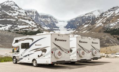 Columbia Icefield, Alberta, Kanada - Haziran 2018: Alberta, Kanada Columbia Icefield ziyaretçi merkezi satır camper kamyonlarının Park.