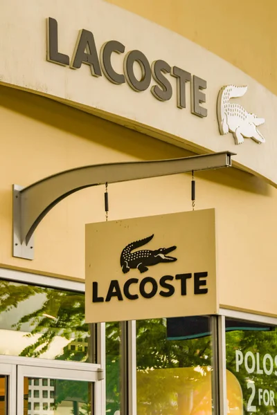 Seattle Junio 2018 Vista Cerca Cartel Fuera Tienda Fábrica Lacoste —  Fotos de Stock