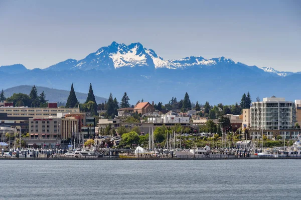 Bremerton, Washington State, Amerika Birleşik Devletleri - Haziran 2018: Geniş görüş açısı marina ve waterfront Bremerton, WA, kar cappped Dağları'nın bir zemin ile.