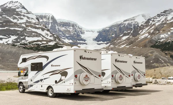 Columbia Icefield Alberta Kanada Juni 2018 Rad Husbilar Parkerade Columbia — Stockfoto