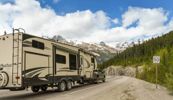 Columbia Icefield Alberta Canada June 2018 Truck Towing Big Camping — Stock Photo, Image